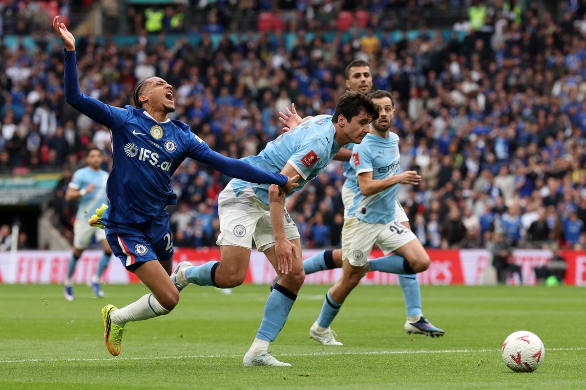 Chelsea, Joao Pedro'nun penaltı itirazı sonrası FA Cup finalinde Manchester City'ye karşı penaltı alamadı.