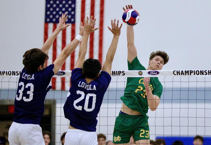 Mira Costa, Loyola'yı yenerek Bölüm 1 erkek voleybol şampiyonu oldu.