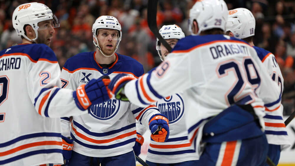 Connor McDavid, beşinci Ted Lindsay Ödülü'nü kazanarak Wayne Gretzky ile eşitlendi.