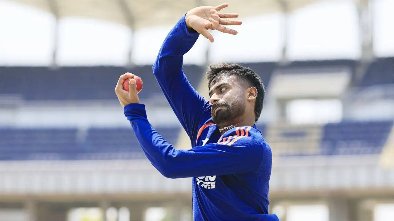 Manav Suthar, Test cricket kariyerine başarılı bir başlangıç yaptı.