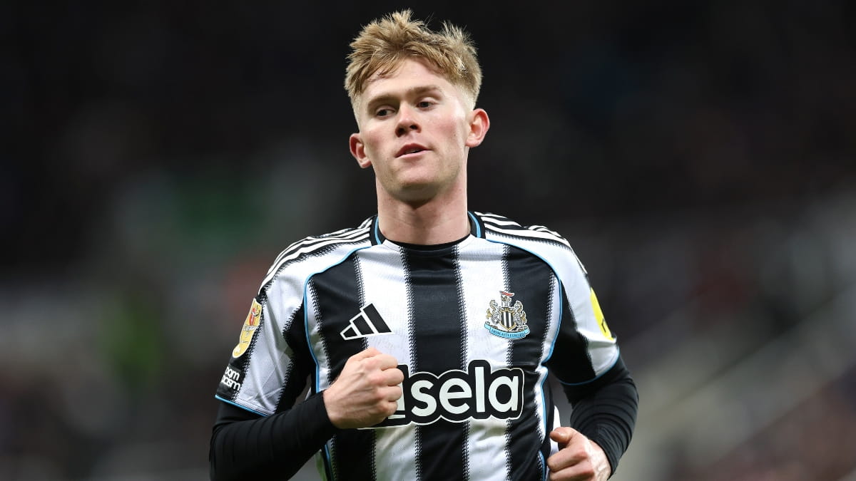 Manchester United, Newcastle'ın Lewis Hall'ı transfer etmek için görüşmelere başladı.