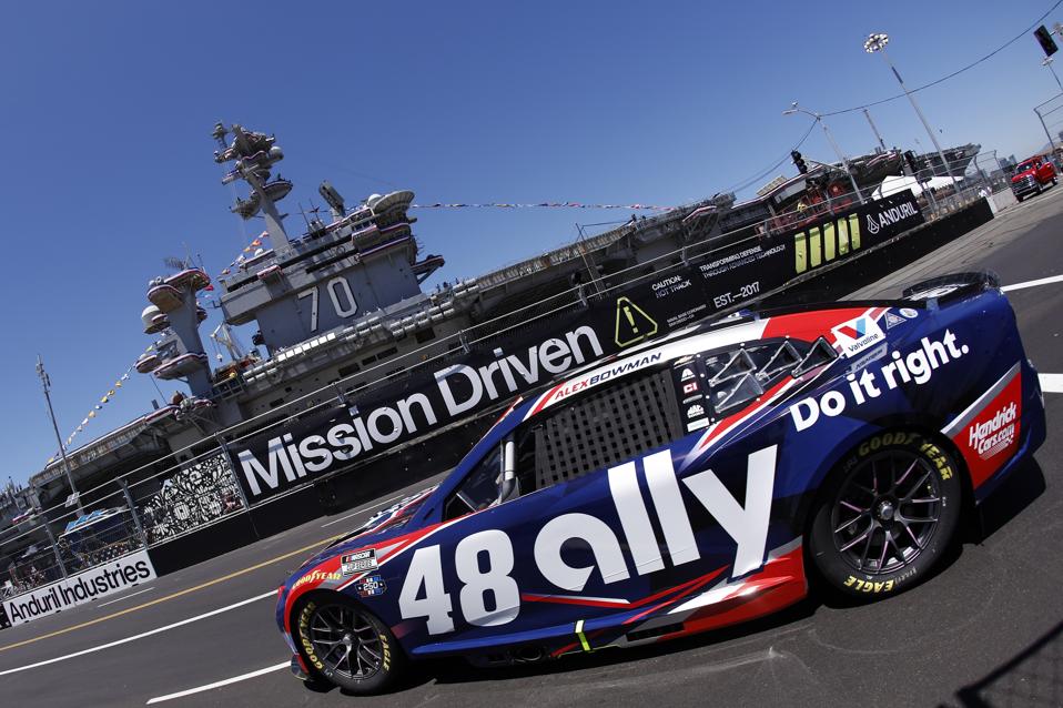 Navy, NASCAR ile ortaklık kurarak Coronado Üssü'nde büyük bir etkinlik düzenledi.