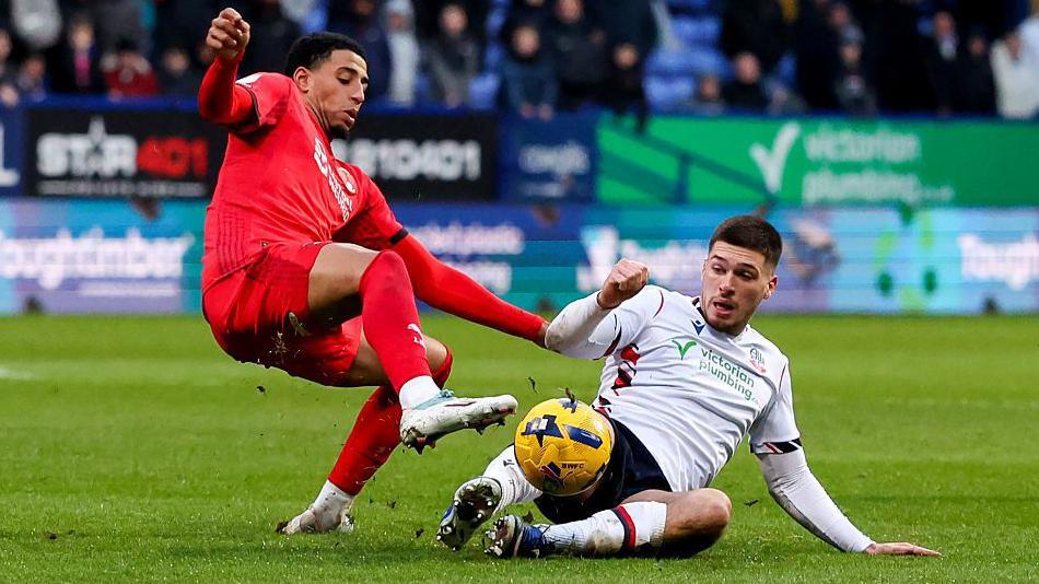 Hibs, Leyton Orient'ten Azeem Abdulai'yi transfer etti.