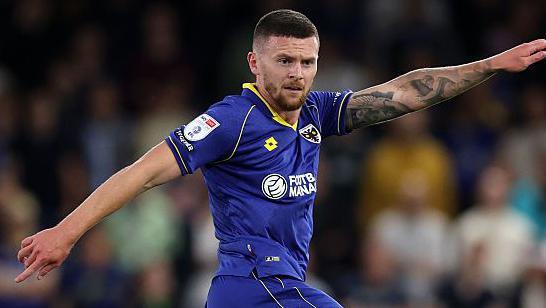 Josh Kelly, Woking'e iki yıllık sözleşme ile geri döndü.