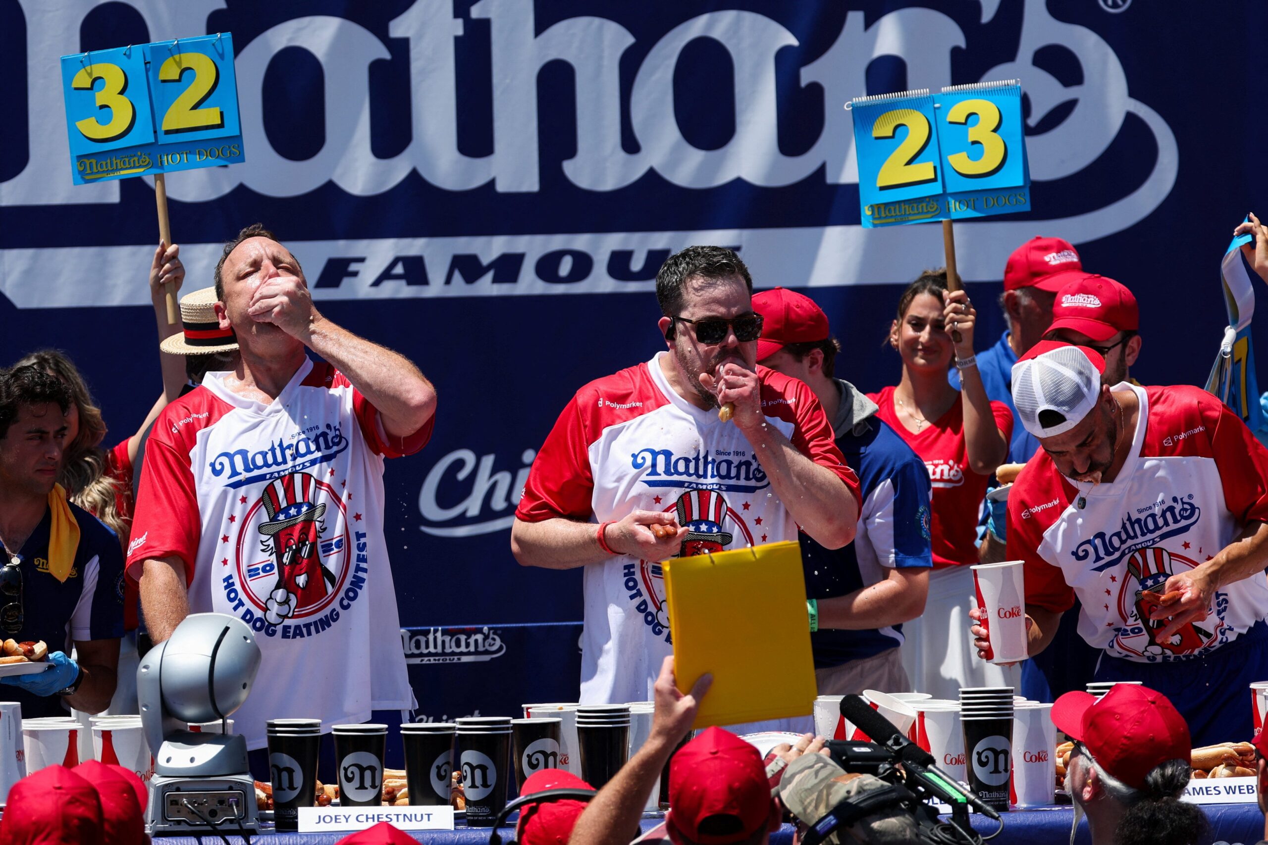 Oxford'lu Geoffrey Esper, Nathan's hot dog yeme yarışmasında 6. oldu.