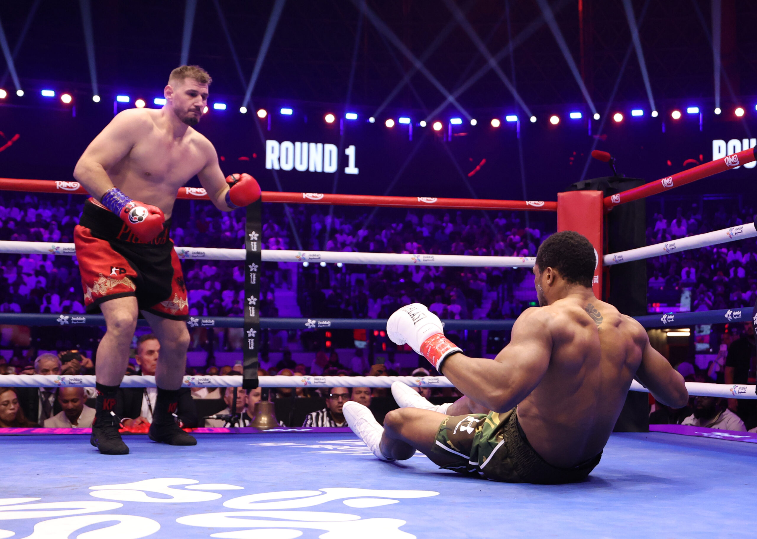 Anthony Joshua, son maçında Kristian Prenga'ya karşı zor anlar yaşadıktan sonra galip geldi.