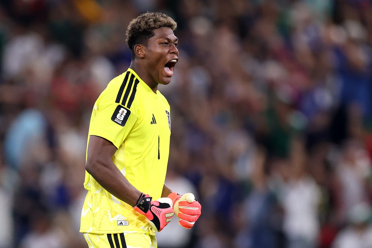 Aston Villa, Japon kaleci Zion Suzuki'yi transfer etti, Emiliano Martinez'in geleceği belirsizleşti.