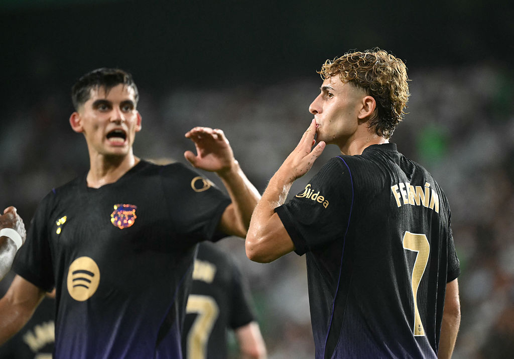 Barcelona, Elche'yi 5-0 mağlup ederek LaLiga'ya etkileyici bir başlangıç yaptı.