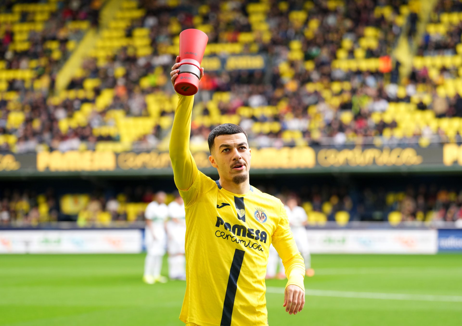 Barcelona, Julian Alvarez transferinden vazgeçerek üç alternatif oyuncu belirledi.