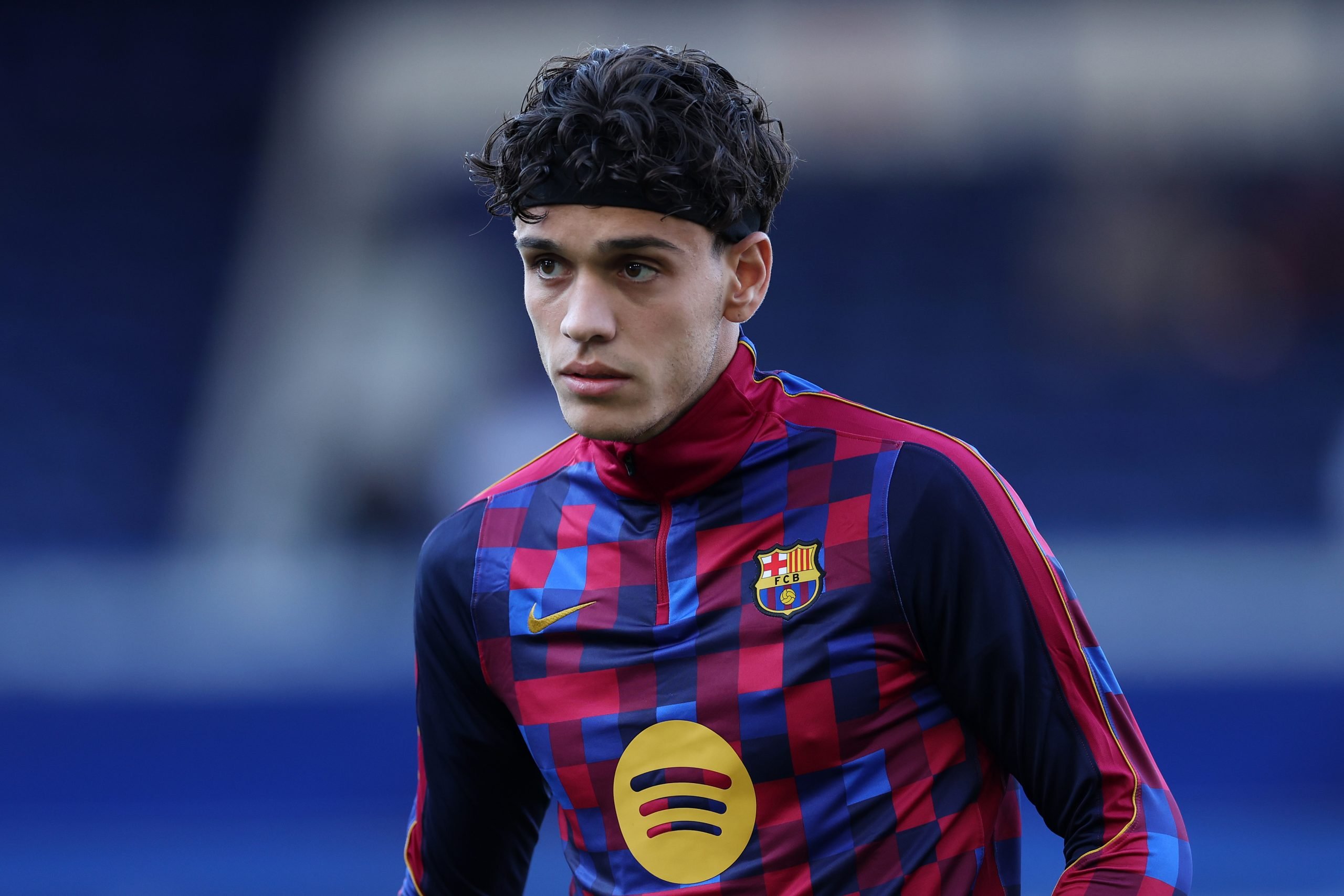 Borussia Dortmund, Barcelona'nın Héctor Fort'u transfer etmek için görüşmelere başladı.