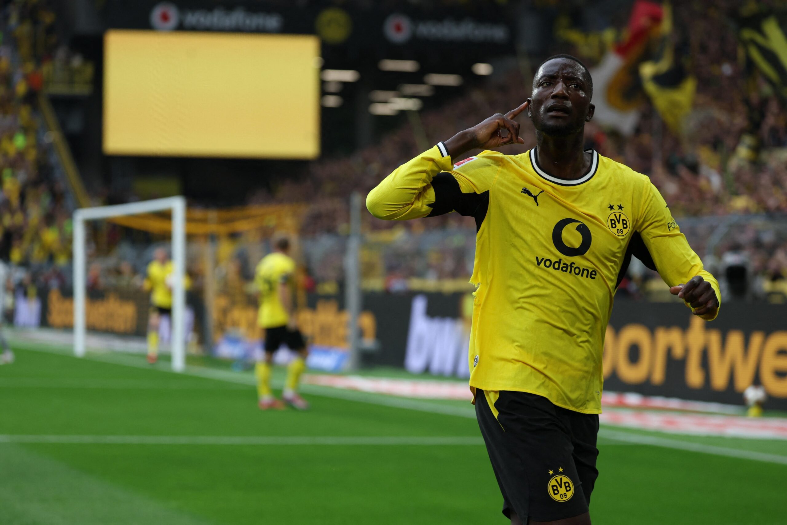 Borussia Dortmund, Bundesliga sezonuna Hamburg'u 2-0 yenerek başladı.