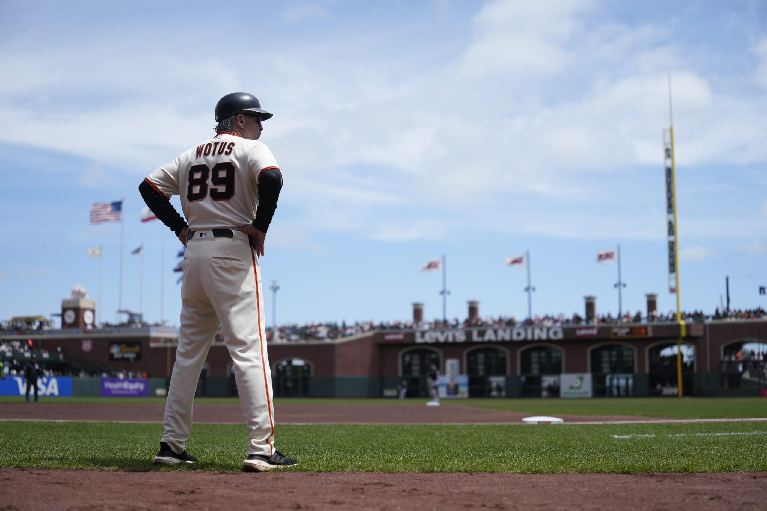 Giants üçüncü base koçu Ron Wotus, D-backs ile oynanan doubleheader'ın ilk maçından önceki lineup kartı değişimi sırasında ihraç edildi.