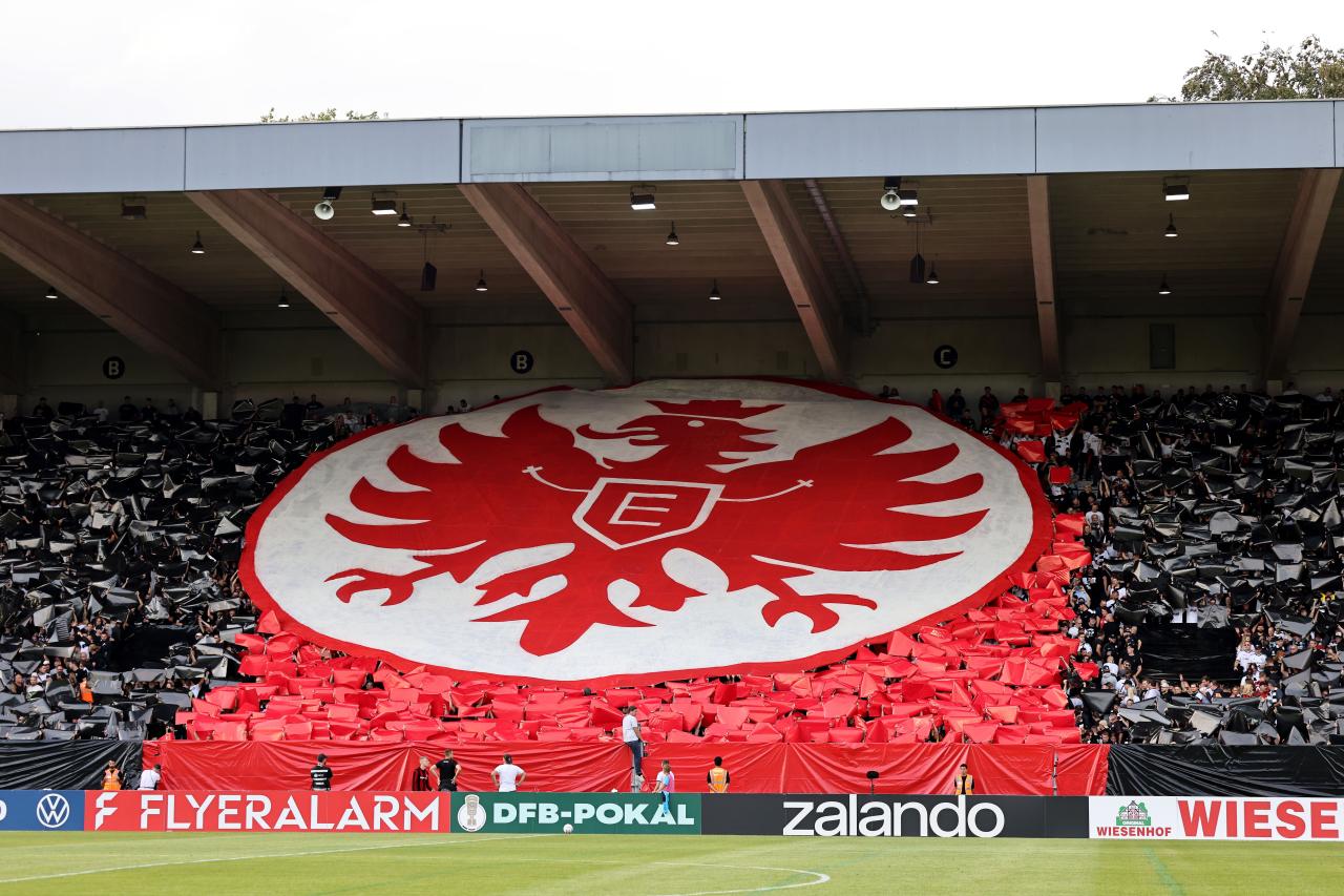 Jeremiaha Maluze, Eintracht Frankfurt ile sözleşmesini uzattı.