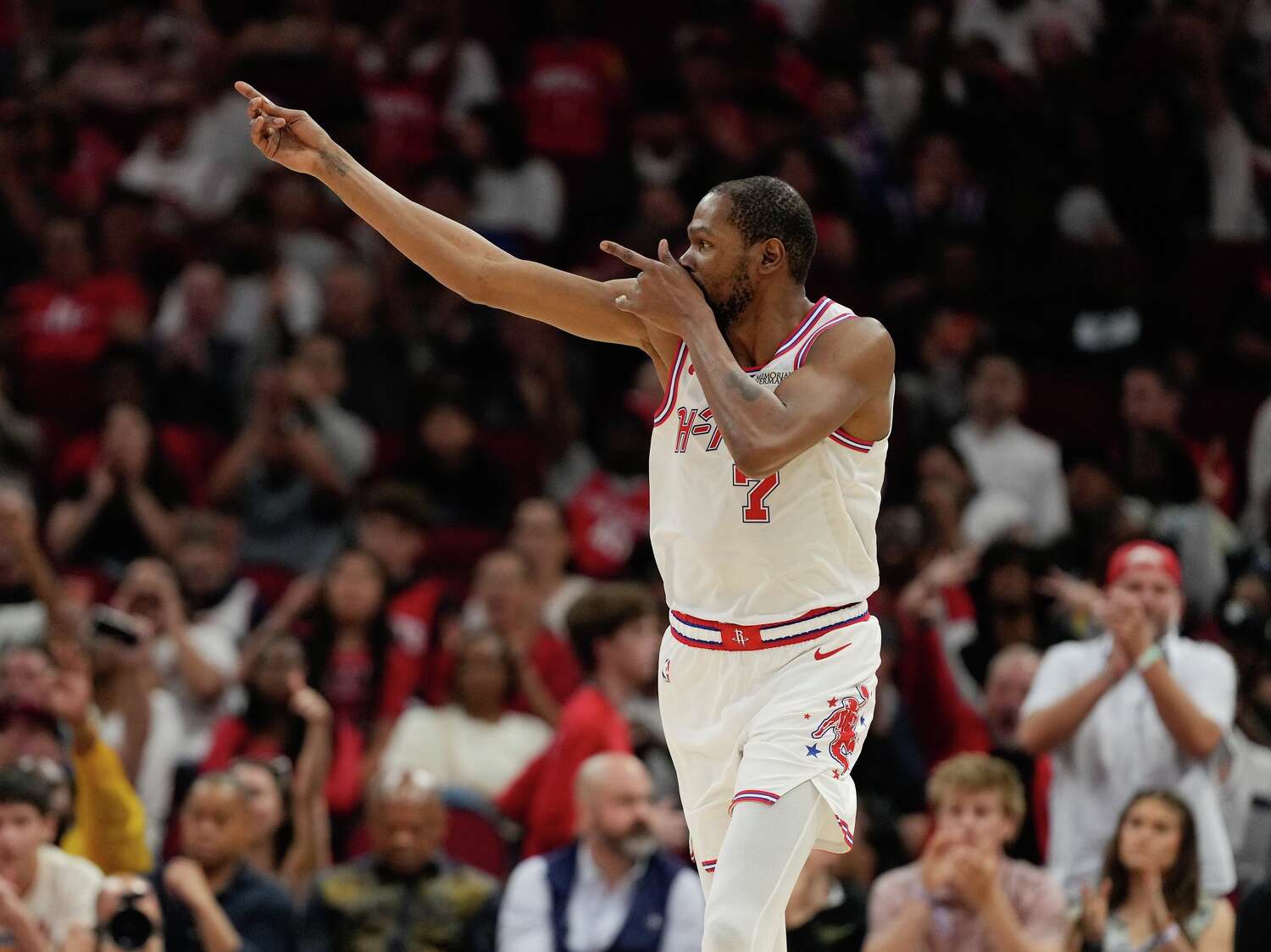 Kevin Durant, taraftarlarla tartışmalarının nedenini açıkladı.
