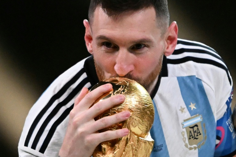 Messi, uluslararası futbolu bıraktığını açıkladı.