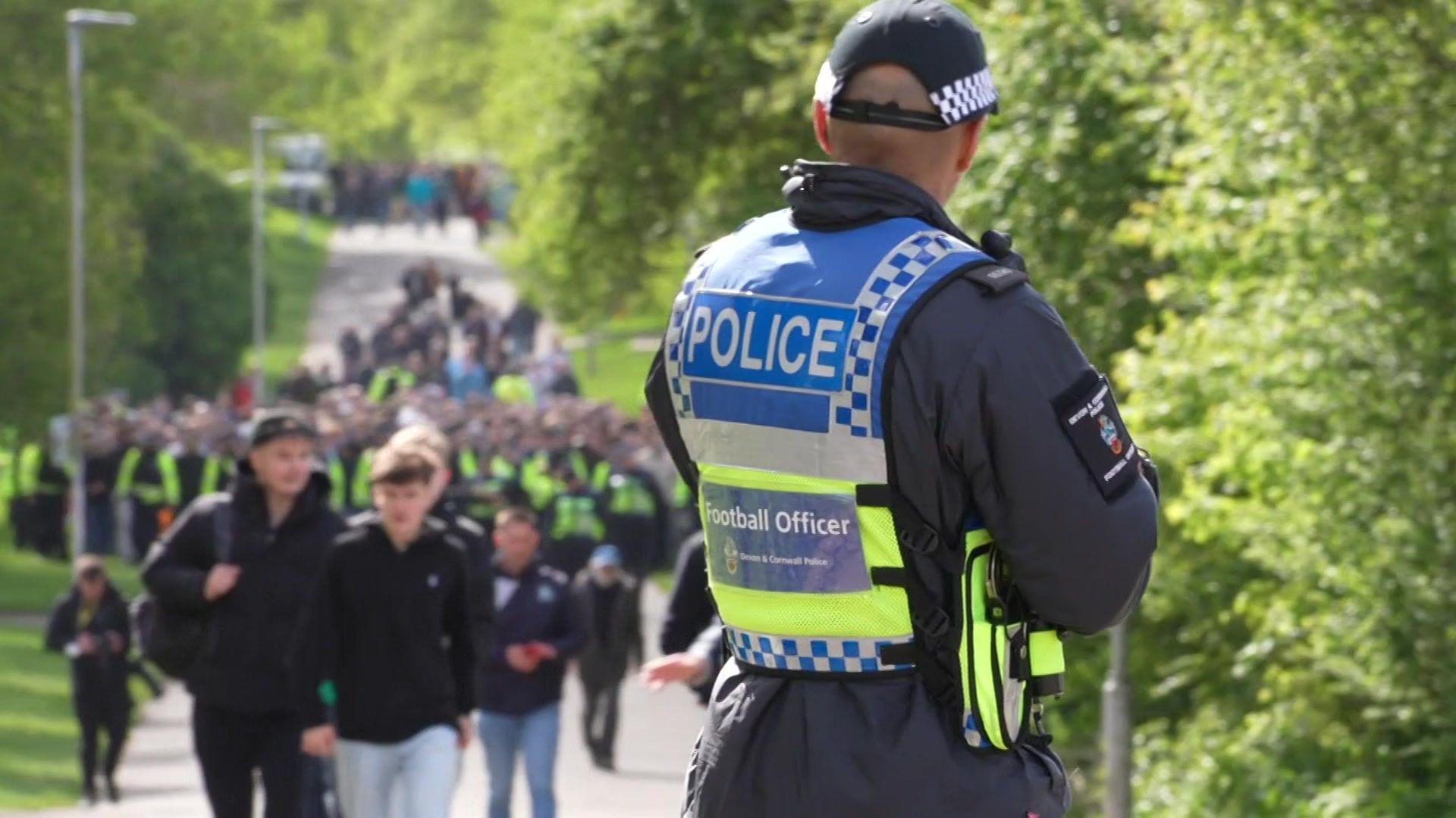 Polis, Devon Derby'de taraftarların düzgün davranmasını istedi.