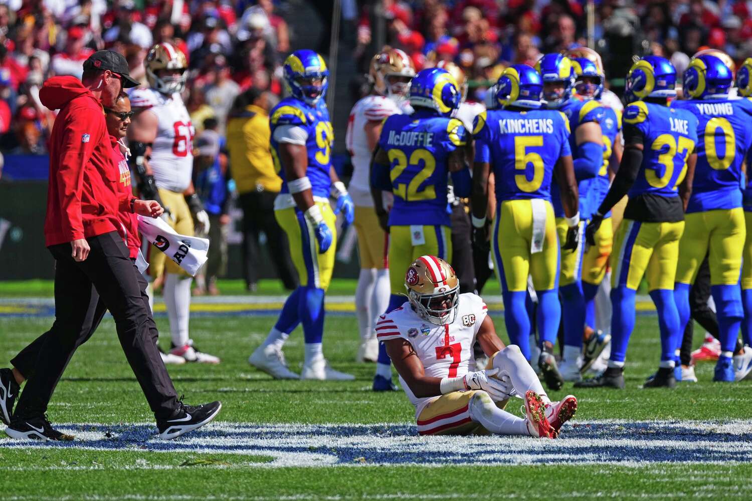 49ers'ın çaylak wide receiver'ı De'Zhaun Stribling, Rams karşısında sakatlık nedeniyle oyunu erken terk etti.