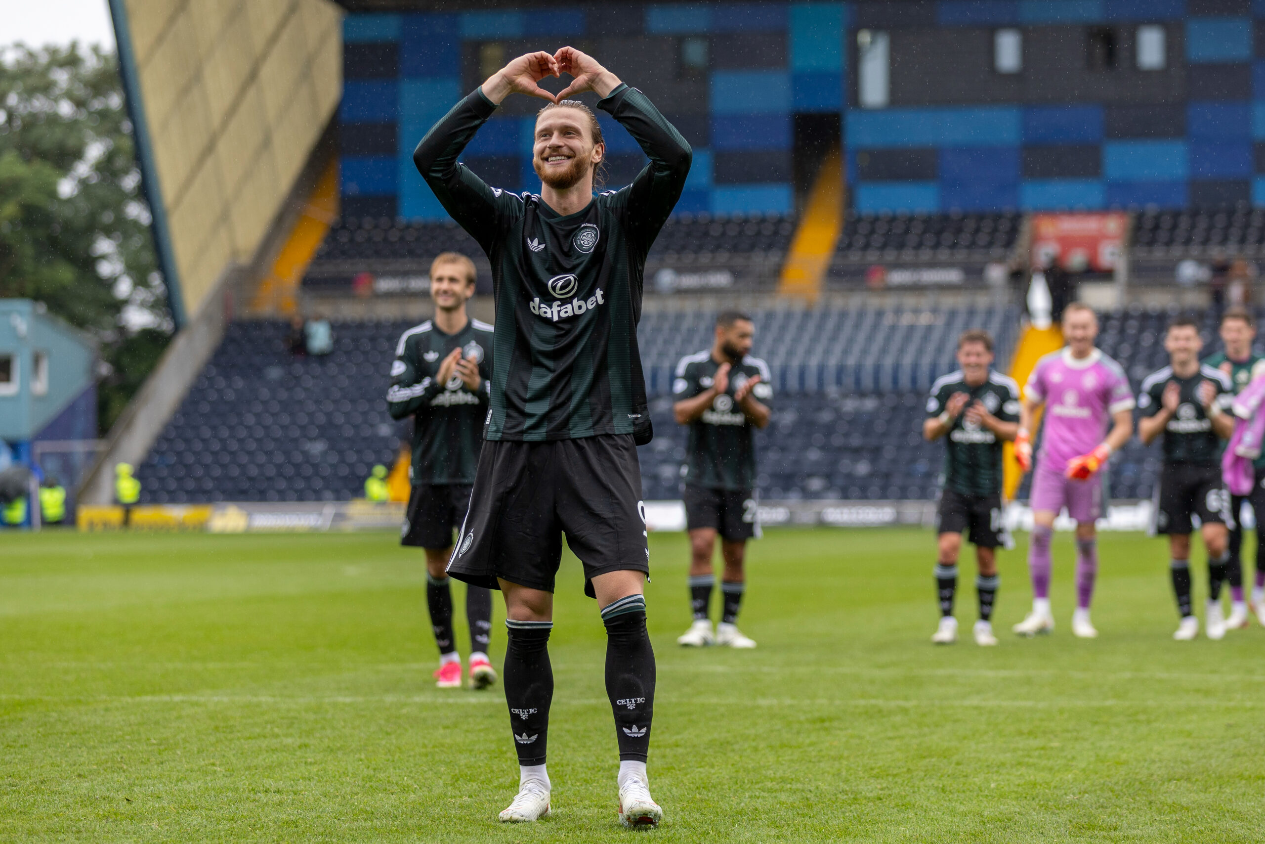 Celtic, St Johnstone karşısında Johnstone ile sahaya çıkıyor, Hogh geri döndü.