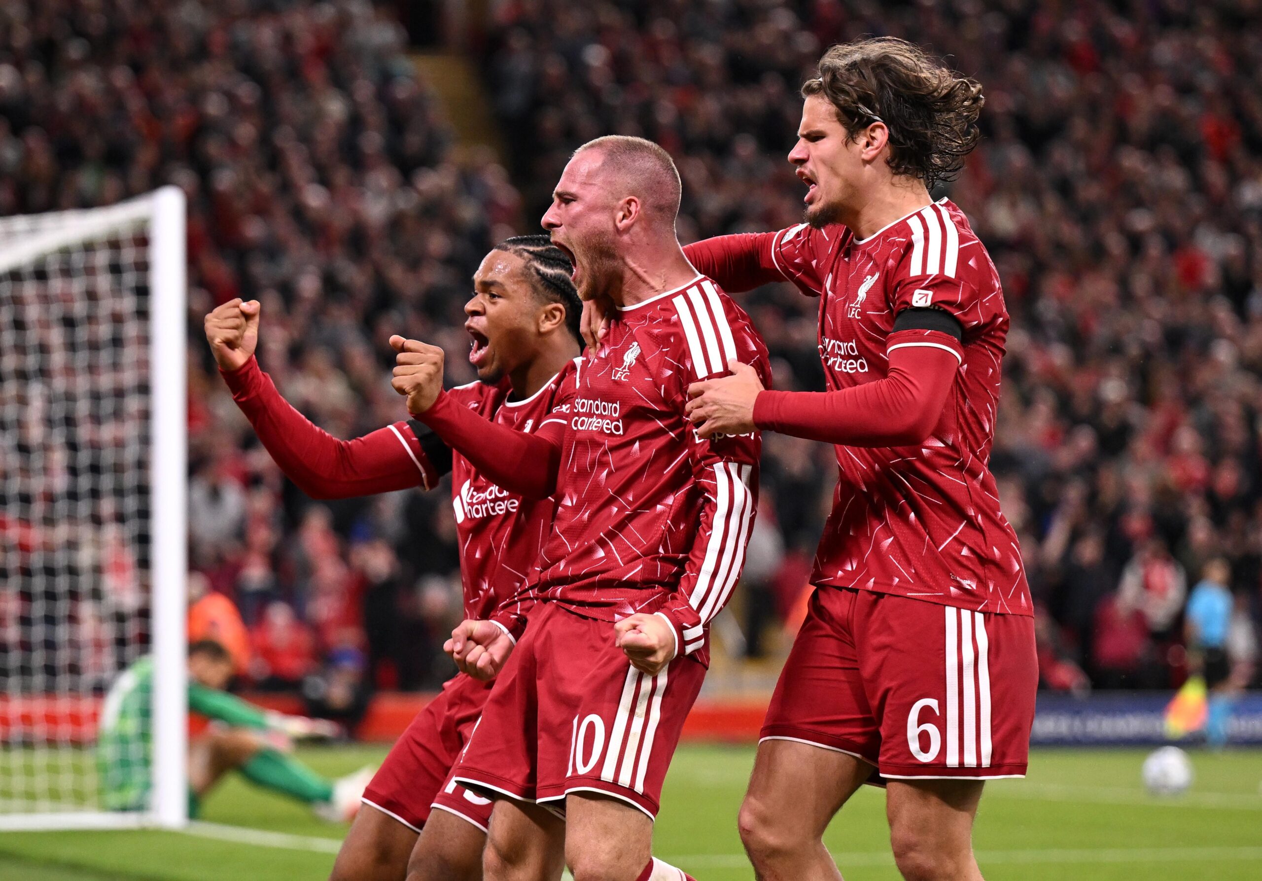 Liverpool, Atletico Madrid'ı 2-1 mağlup ederek galibiyetle başladı.
