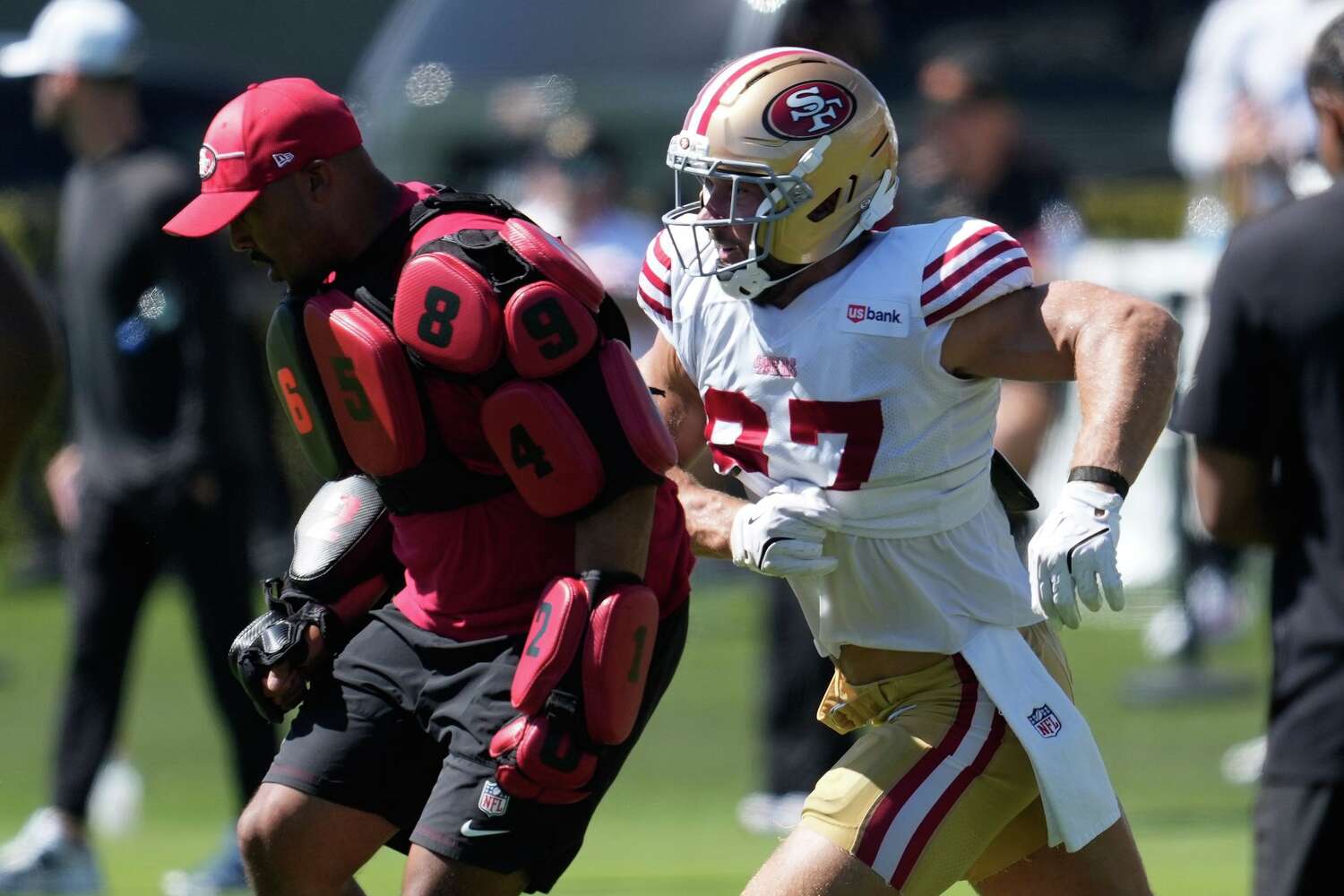 Nick Bosa'nın durumu, 49ers'ın Avustralya'ya yapacağı seyahat öncesinde belirsizliğini koruyor.
