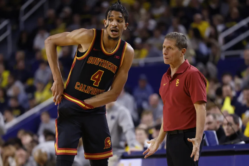 USC, Eski Basketbolcu Tarafından Irkçı Taciz İddiasıyla Dava Edildi.