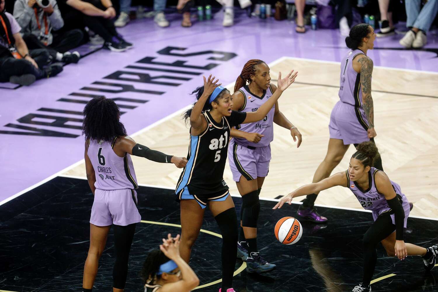 Angel Reese ve koçu, WNBA Finalleri'ndeki hakem kararlarını eleştirdi.