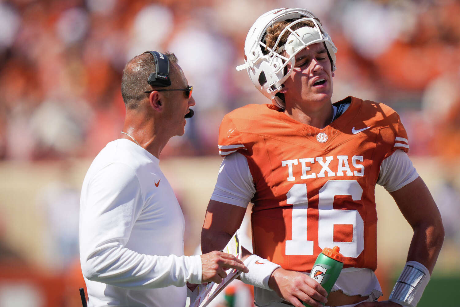 Arch Manning, Texas QB, transfer iddialarını yalanladı.