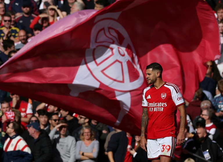 Arsenal, Leeds'i 2-1 yenerek Manchester City ile puanları eşitledi.