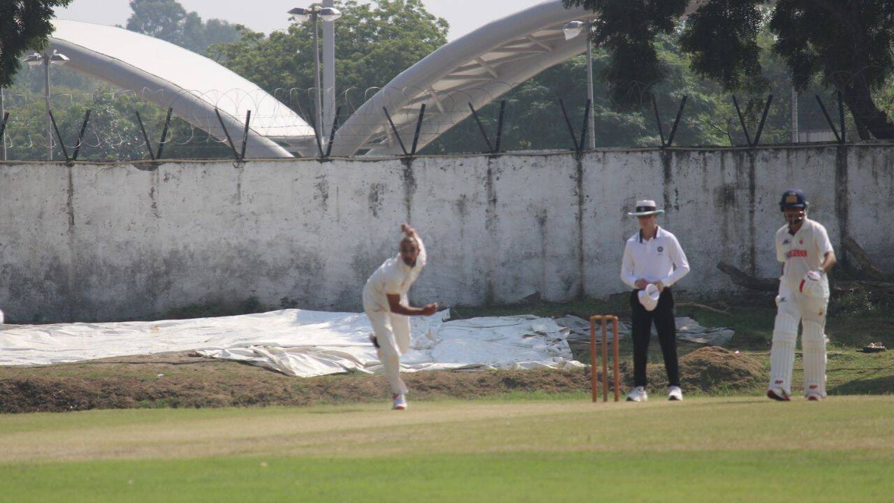 Avustralyalı hakem Ben Treloar, Ranji Trophy'de Delhi-Gujarat maçını yönetti.