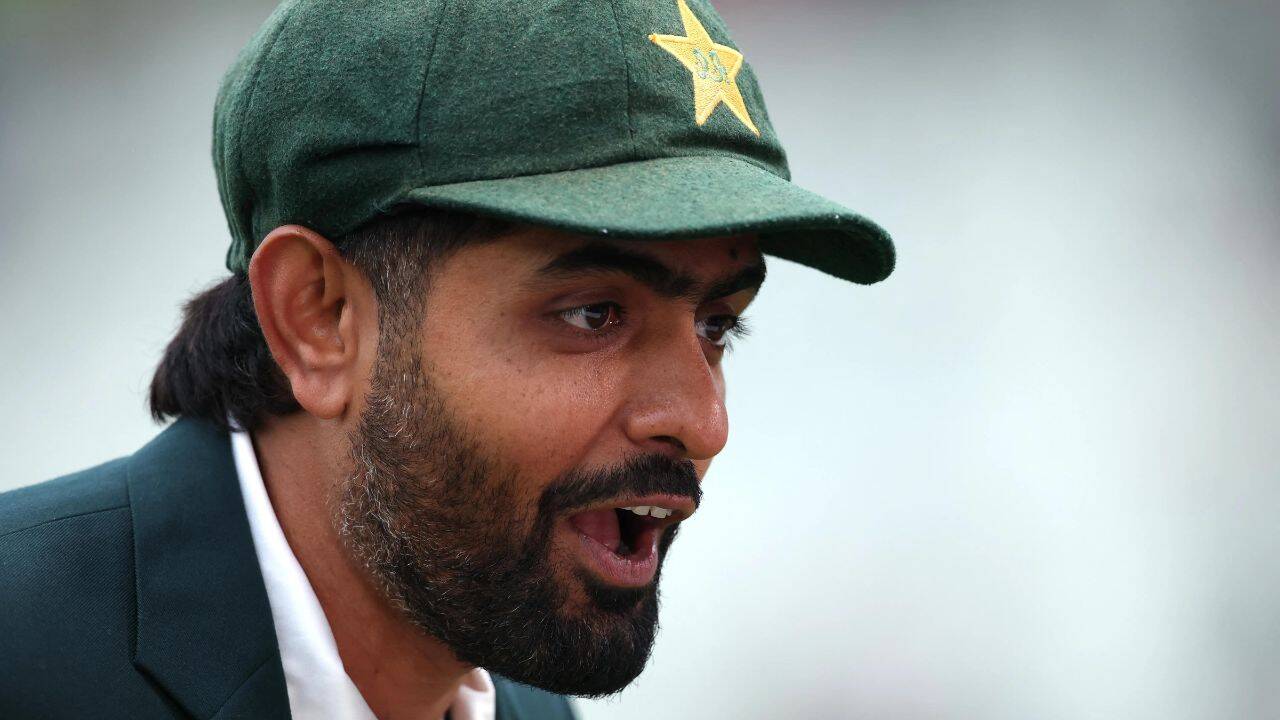 Babar Azam, 16.000 uluslararası koşu barajını aşarak Pakistan'ın elit listesine katıldı.