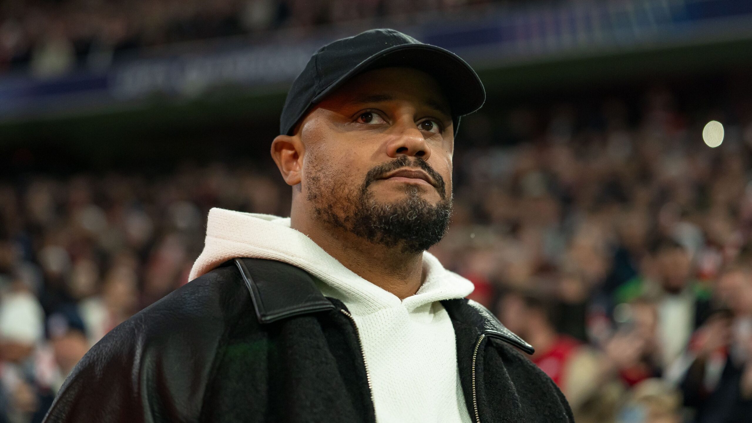 Bayern Münih teknik direktörü Vincent Kompany, antrenman sırasında bayıldı ve haftalarca sahalardan uzak kalması bekleniyor.