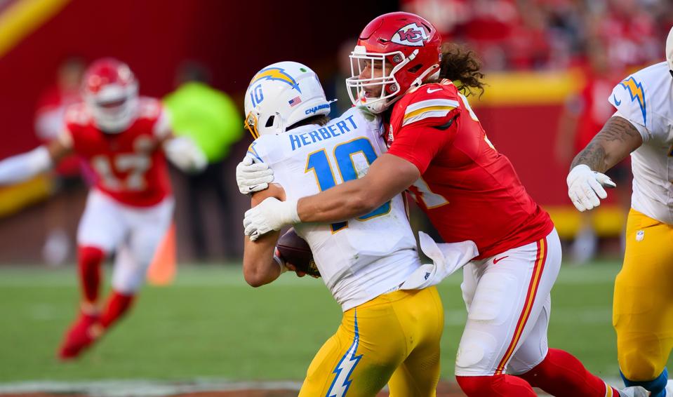 Chiefs Savunması, Chargers Karşısında Dört Sack ile Güçlü Bir Performans Sergiledi