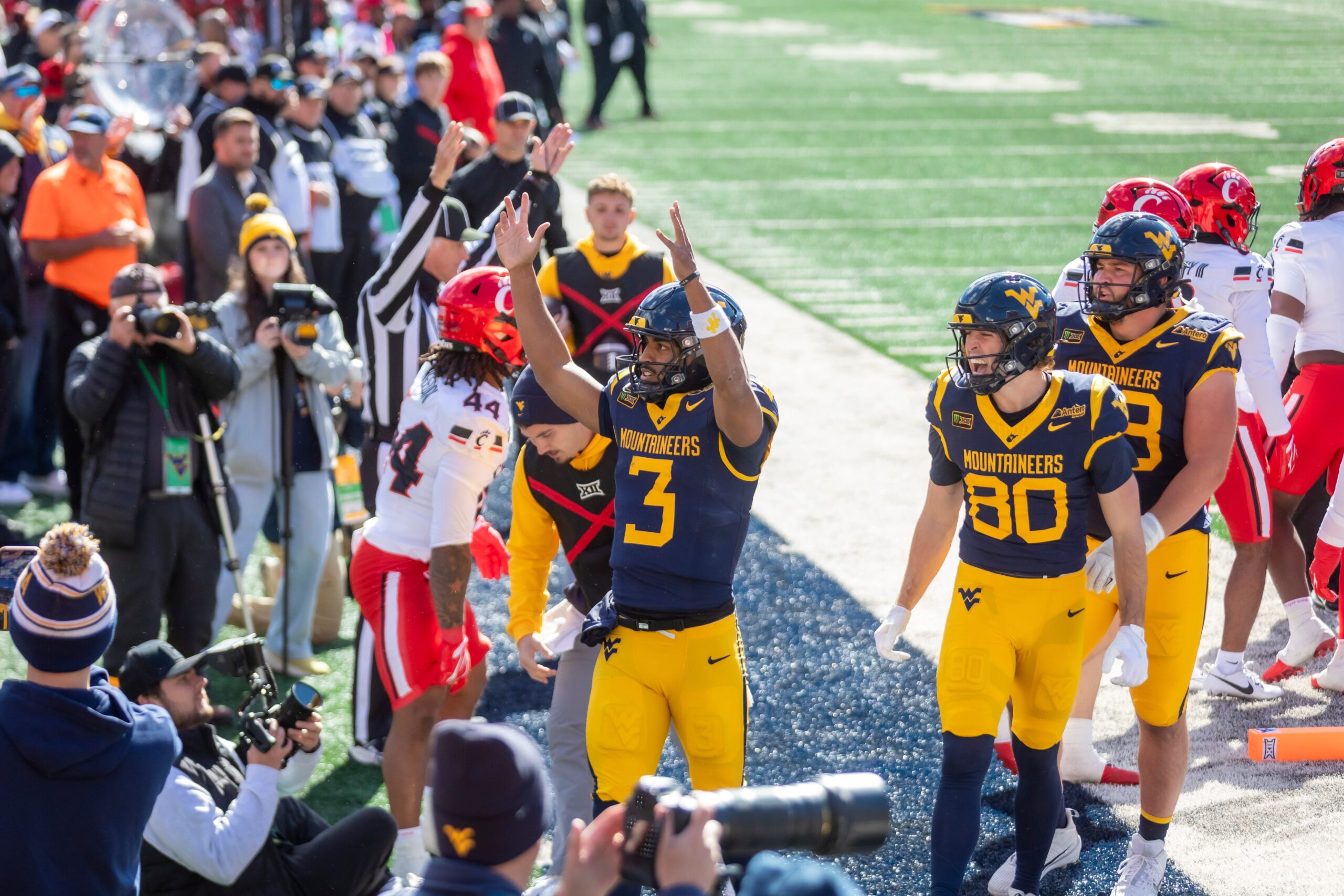 Cincinnati Bearcats, West Virginia'ya son dakikada kaybetti: 45-42.