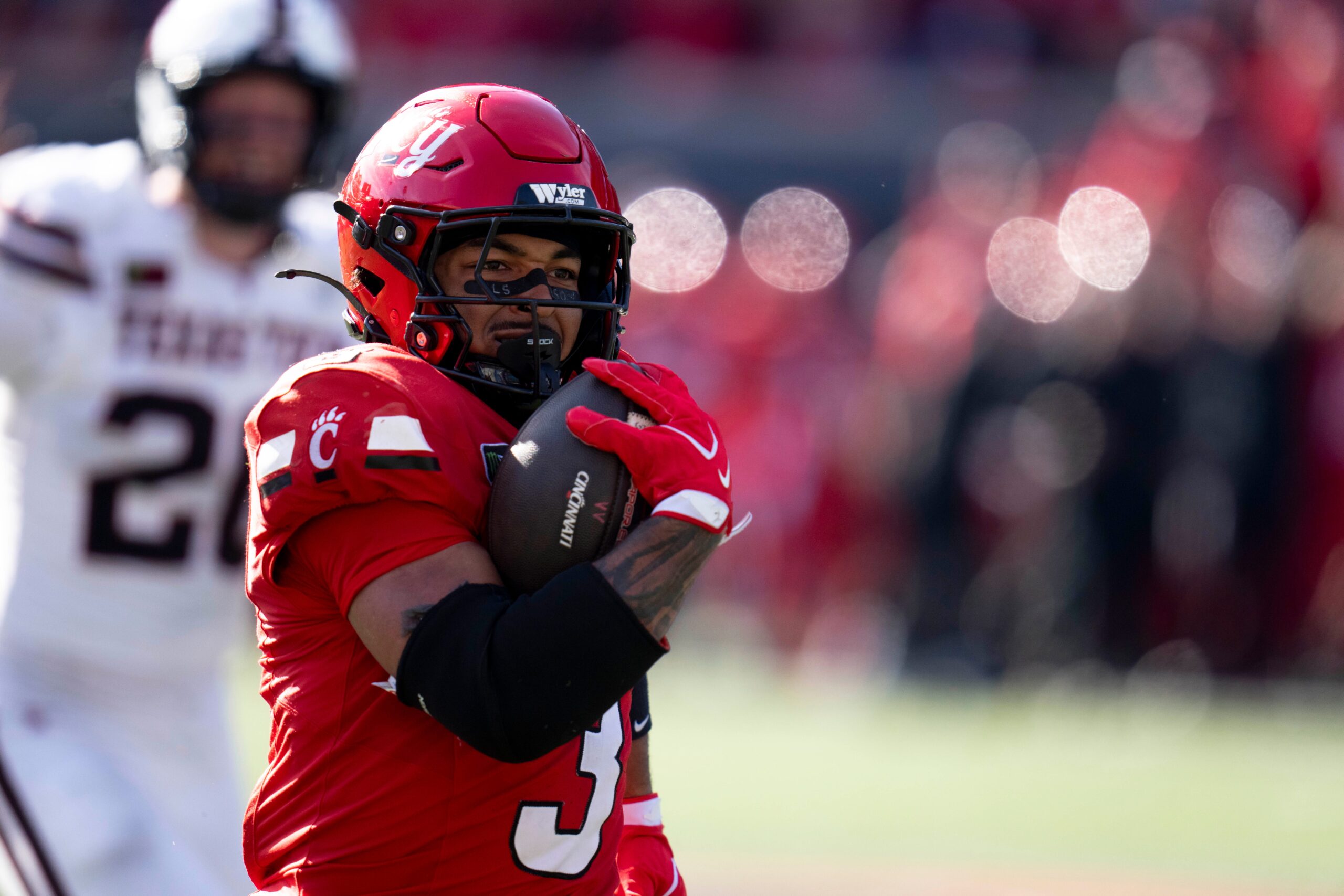 Cole Tabb, Bearcats'ın Texas Tech karşısında 173 yard ve 2 touchdown ile galibiyetine katkı sağladı.