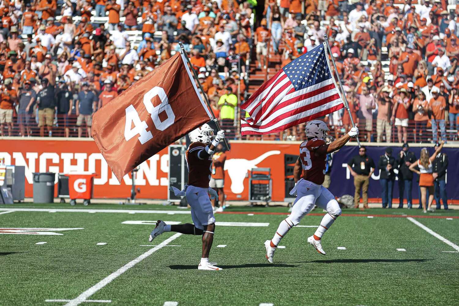 DeMarvion Overshown, Jake Ehlinger'ı Red River Rivalry öncesi andırdı.