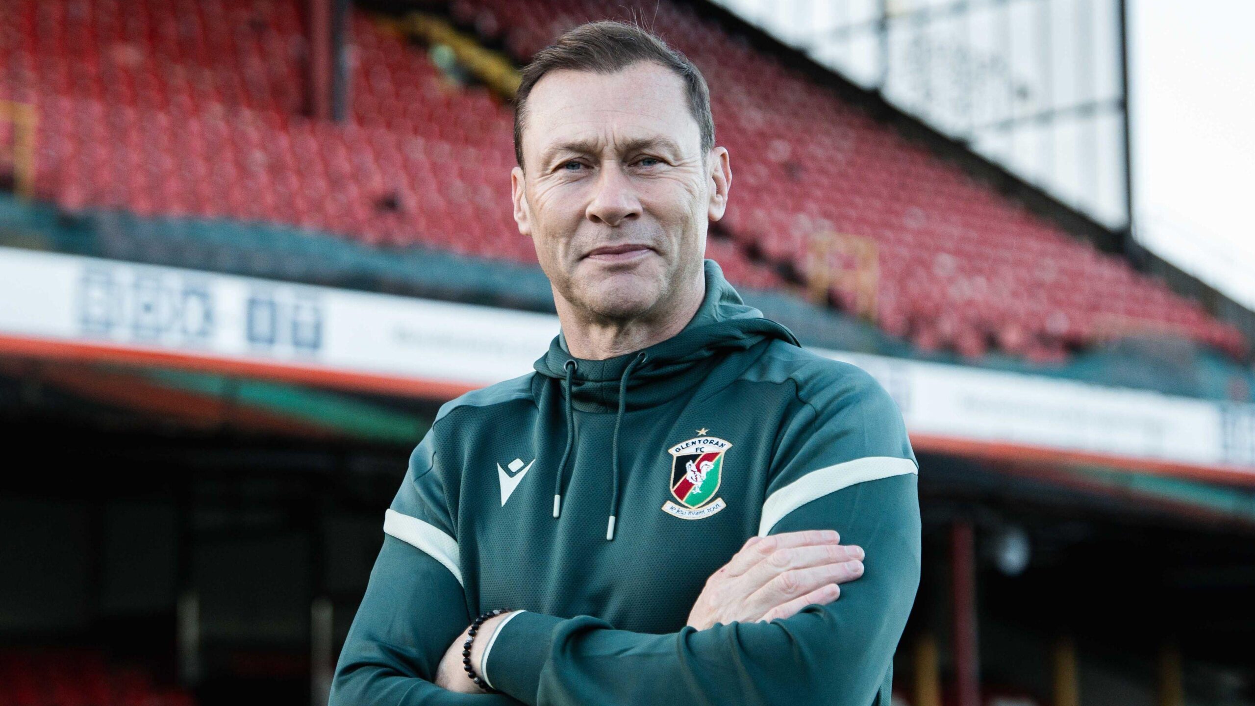 Duncan Ferguson, Glentoran'ın yeni teknik direktörü oldu.
