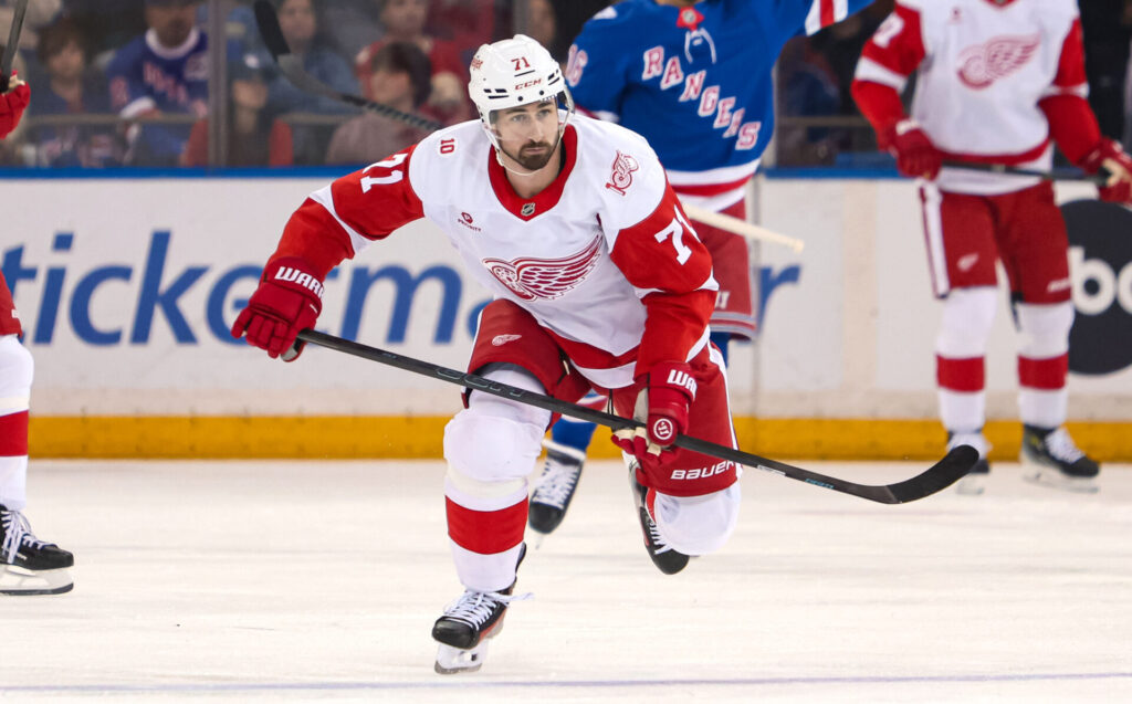 Dylan Larkin, Red Wings'ten ücretli olarak askıya alındı.