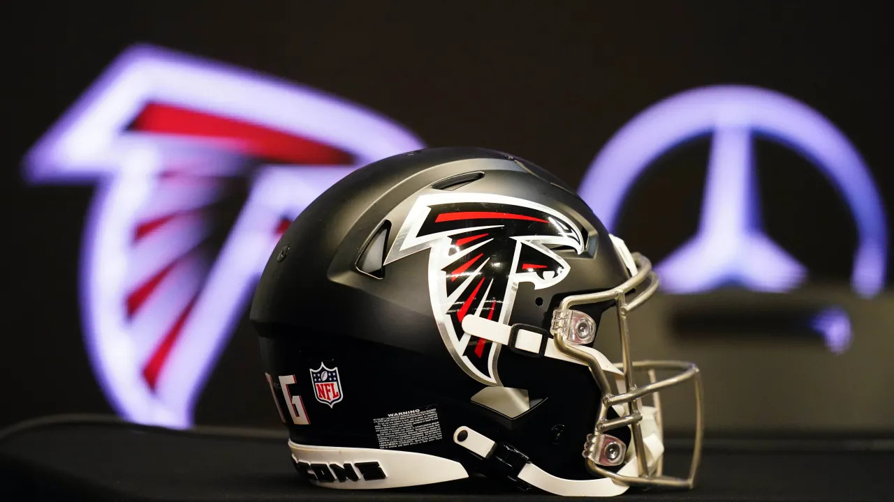 Falcons, eski logolarındaki 'Nazi benzeri' imgeleri kaldırdı.