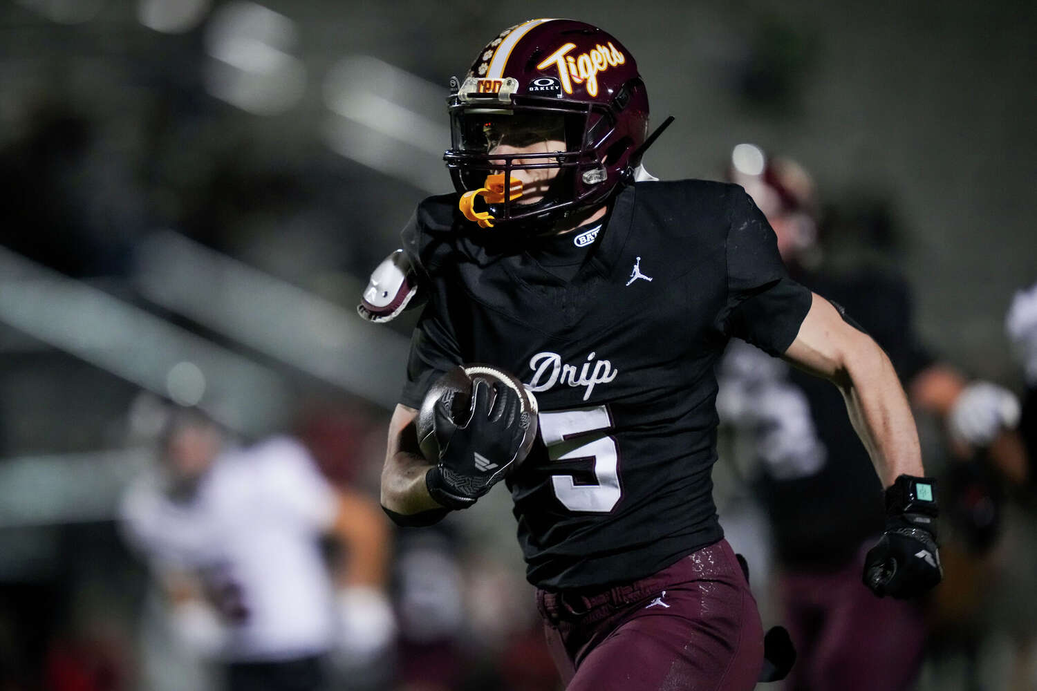 Frank Accetta, Dripping Springs'te 280 yard ve 5 touchdown ile galibiyeti getirdi.
