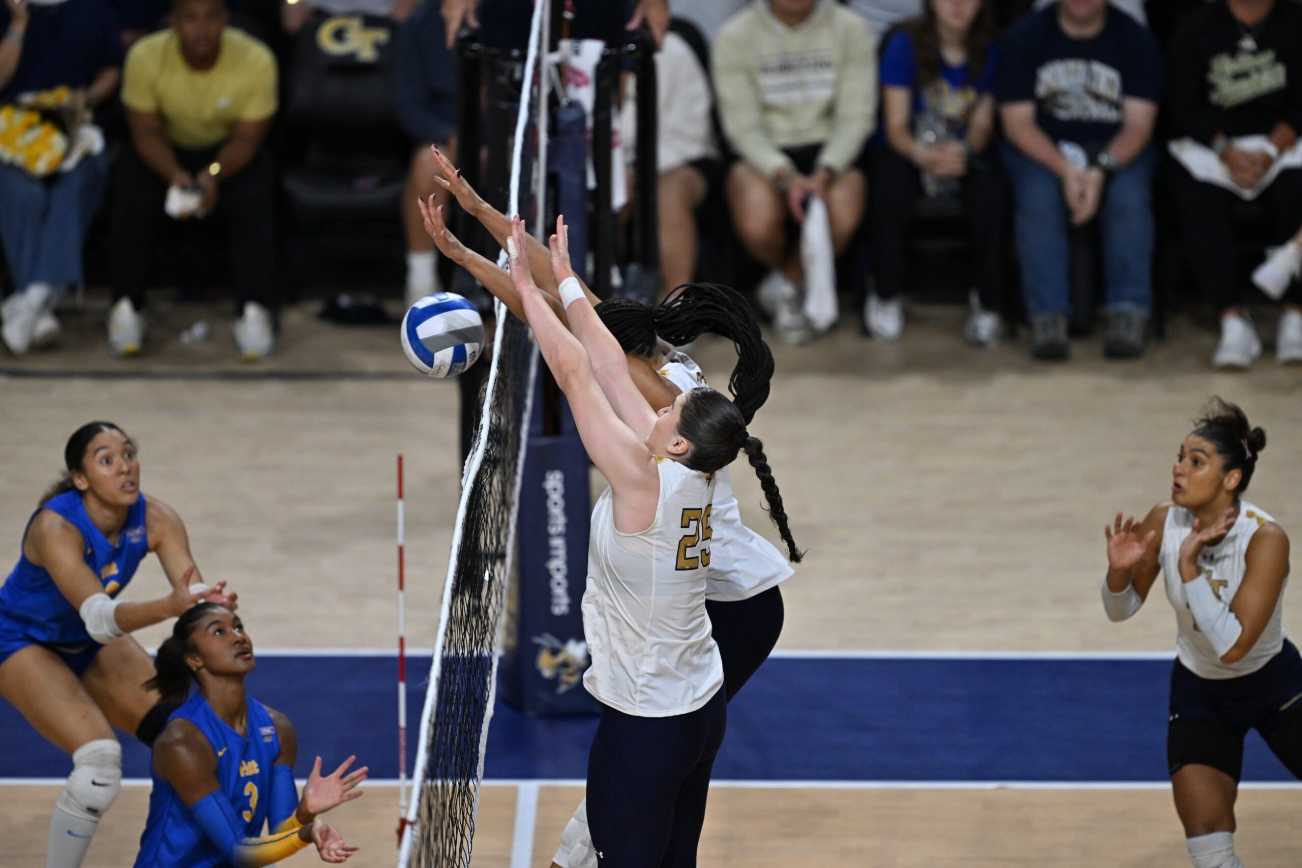 Georgia Tech voleybol takımı, #2 Pitt'e 3-0 mağlup oldu.