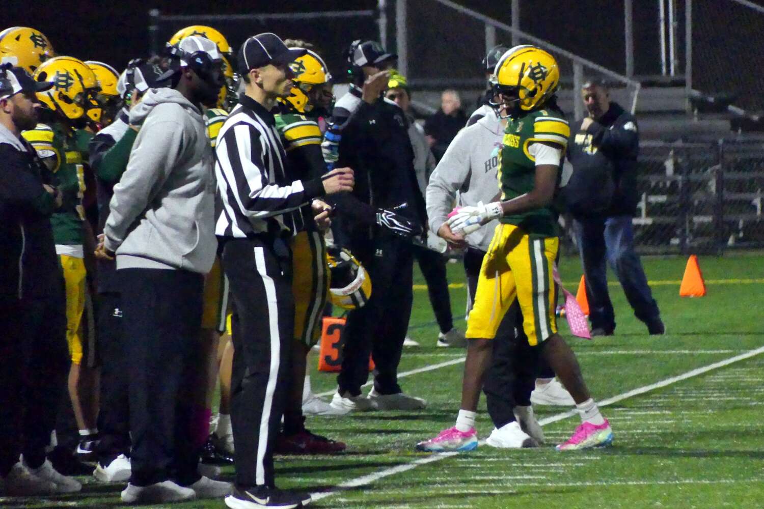 Holy Cross, WCA'yı 56-8 mağlup etti; Dae'Sean Graves, rekor için 5 yakalama daha gerekiyor.