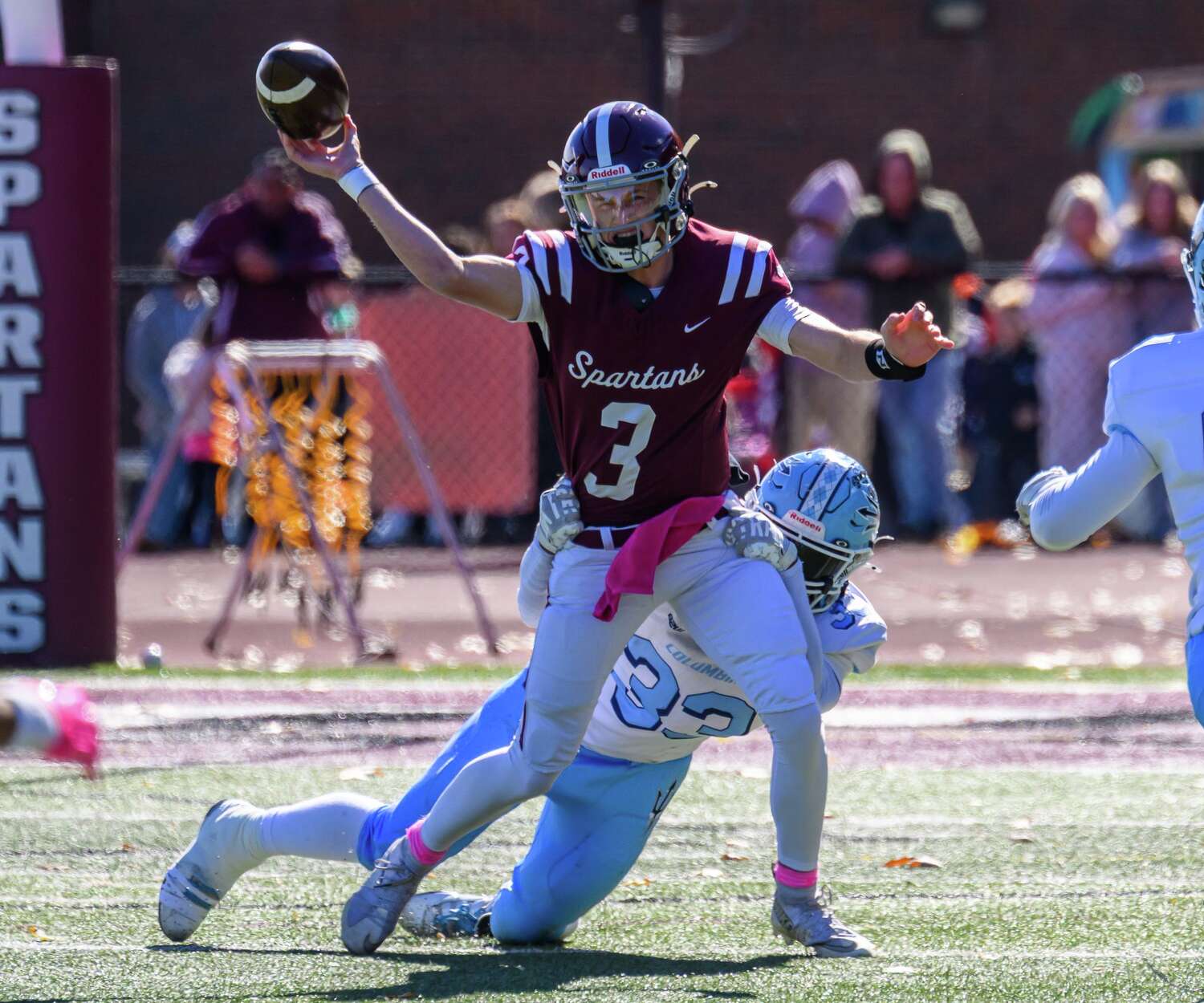 Logan Tomlinson'un ilk touchdown'ı, BH-BL futbolunu Columbia karşısında galibiyete taşıdı.