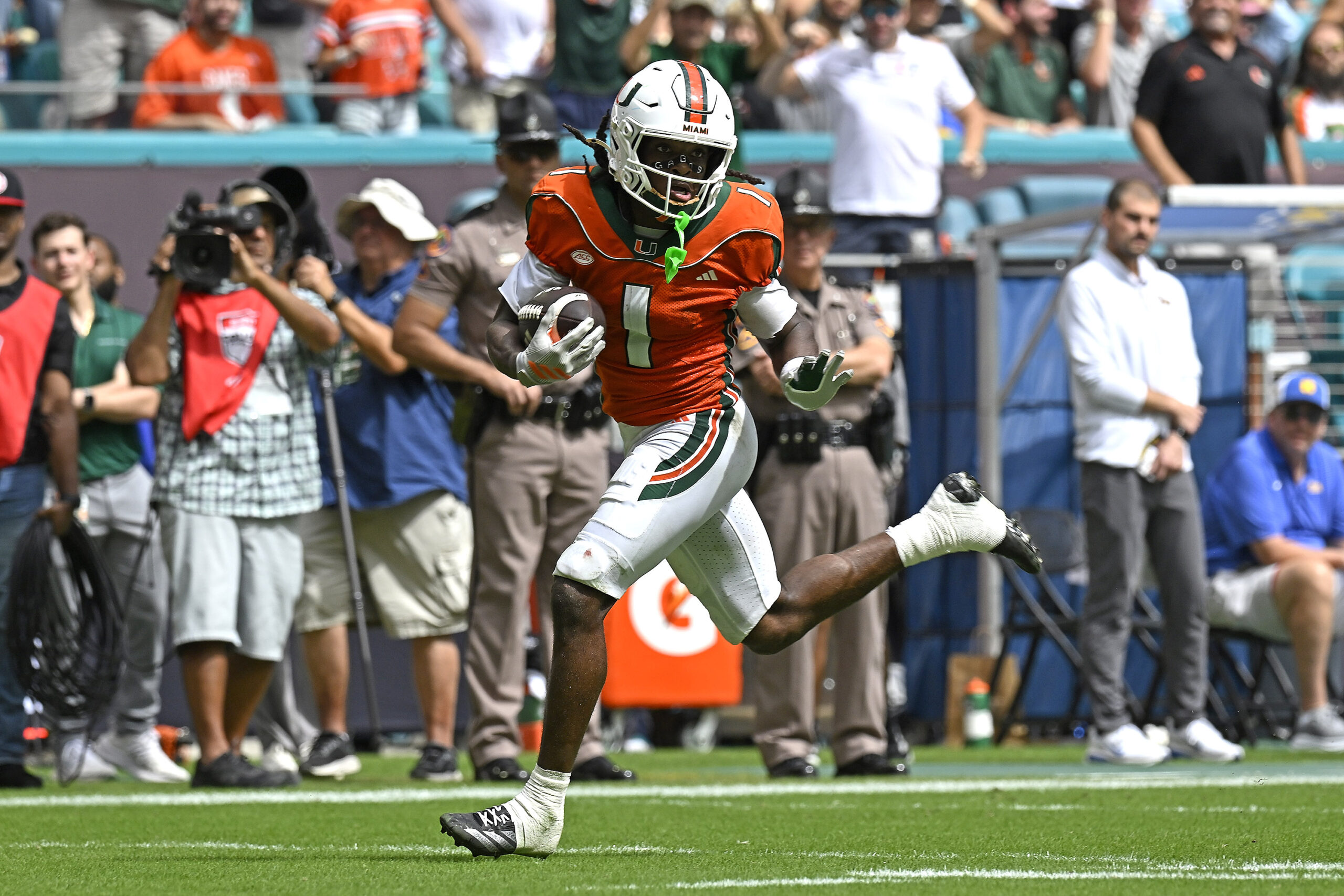 Malachi Toney, Miami'de 16 resepsiyonla rekor kırdı, 3 touchdown attı.
