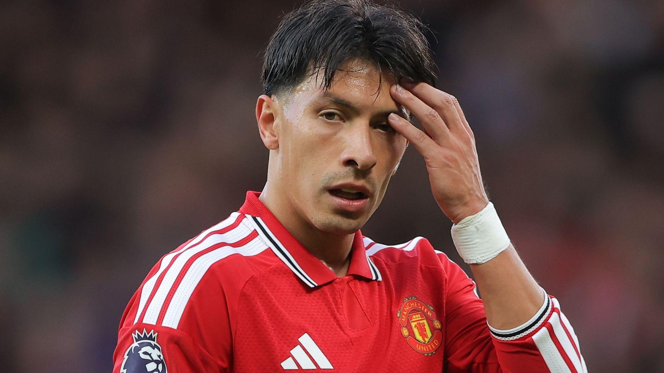 Martinez, Manchester United'daki sözleri nedeniyle özür diledi ve ceza aldı.