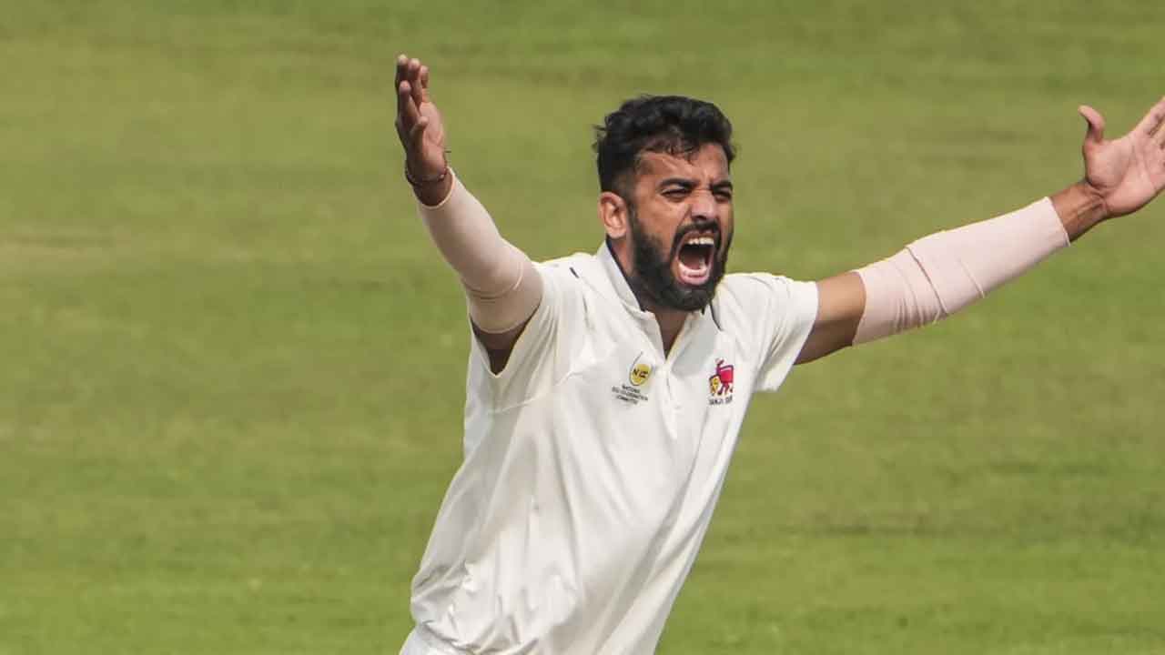 Mumbai, Mohit Avasthi'nin beş wicket aldığı maçta Himachal Pradesh'i bir innings ve 97 run ile mağlup etti.