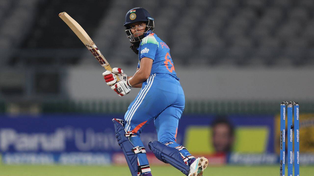 Pratika Rawal'ın 100'ü ve Shree Charani'nin 4 wicket'ı, Hindistan'ı Zimbabve'yi 9 wicket ile yenmeye taşıdı.