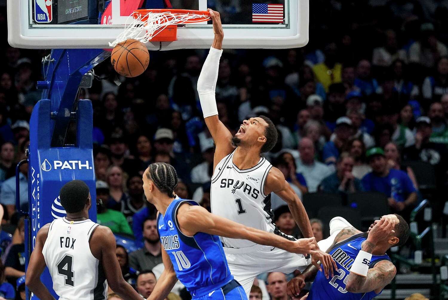 Spurs, Dallas' karşısında etkili bir dördüncü çeyrekle sezonun ilk galibiyetini aldı.