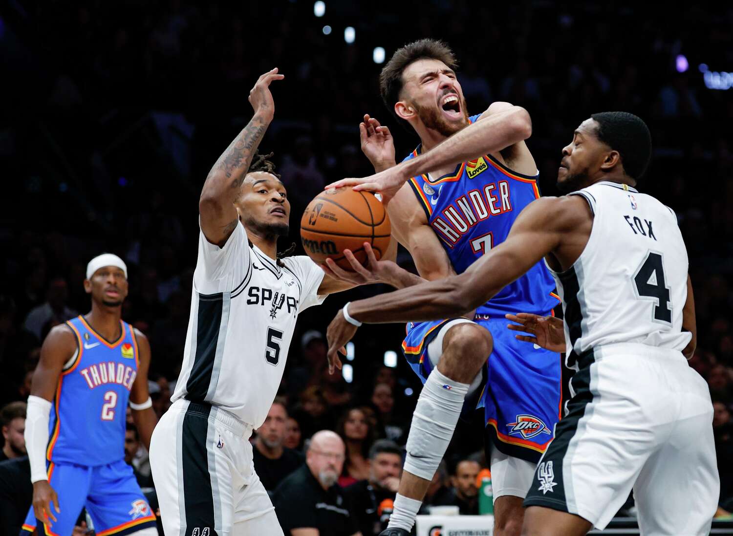 Thunder, Spurs' sezon açılışında 116-104 galip geldi.