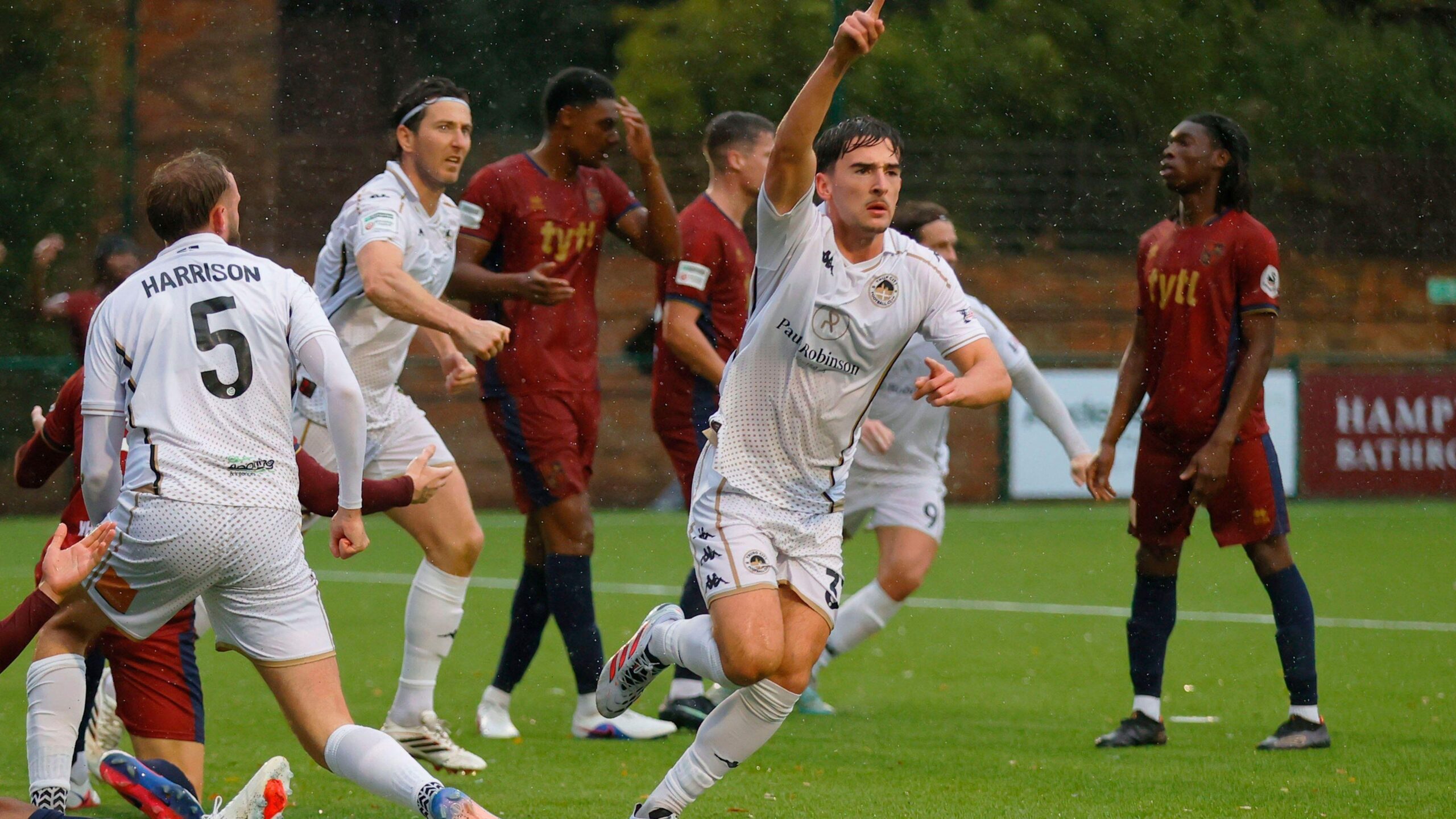 Truro City, Hampton ve Richmond'ı 4-3 yenerek önemli bir galibiyet aldı.