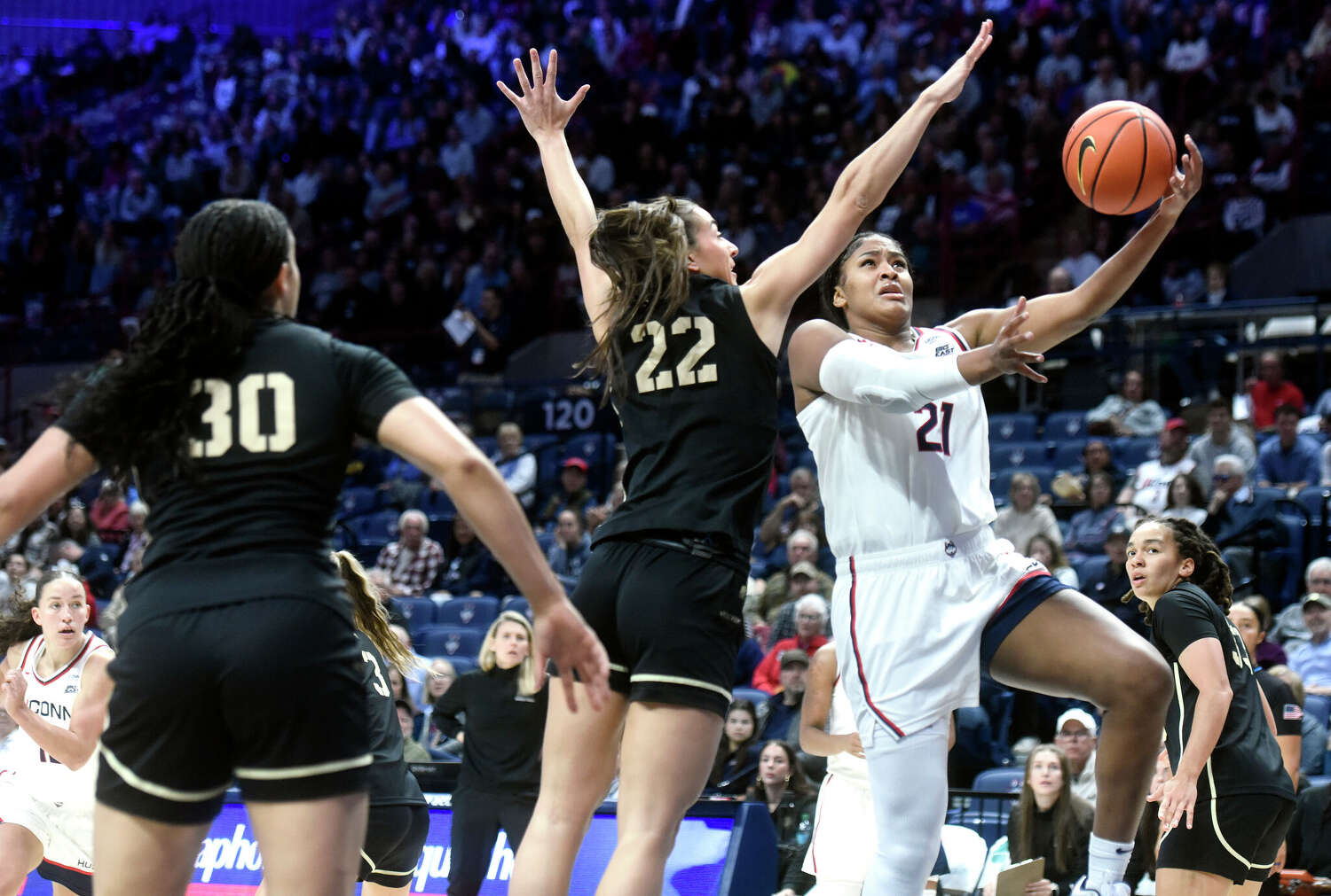 UConn Kadın Basketbol Takımı, Preseason Son Maçında Army'yi 86-50 Yendi.